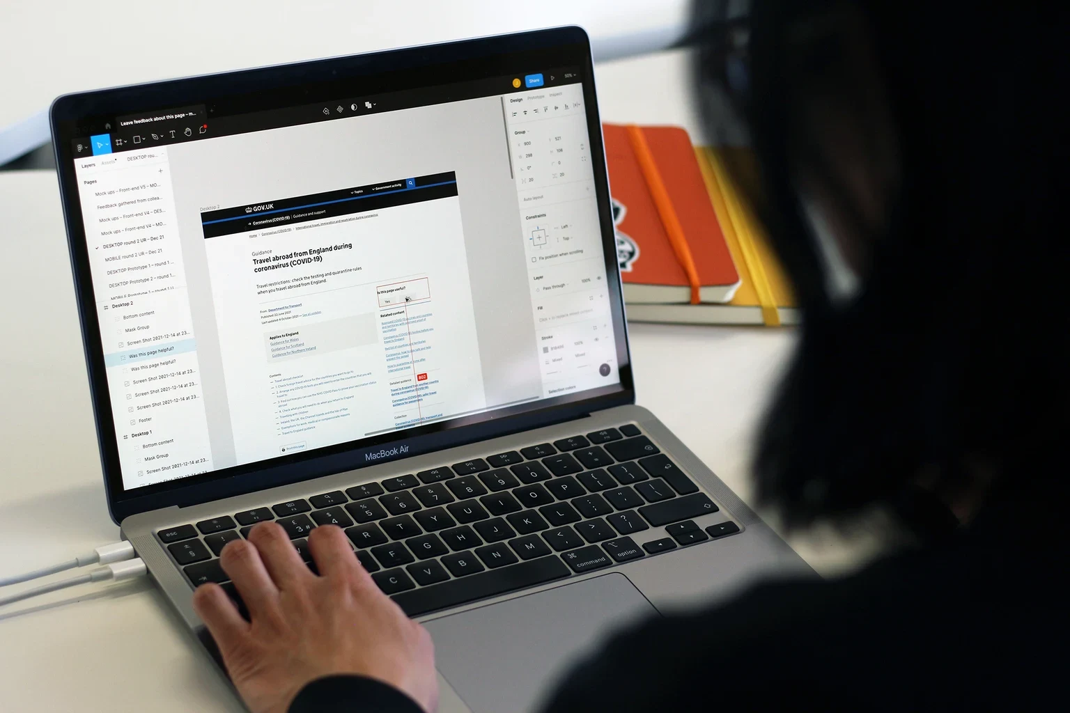 ノートPCに表示されたGOV.UKの画面を確認しながら、interaction designerが設計作業をしている