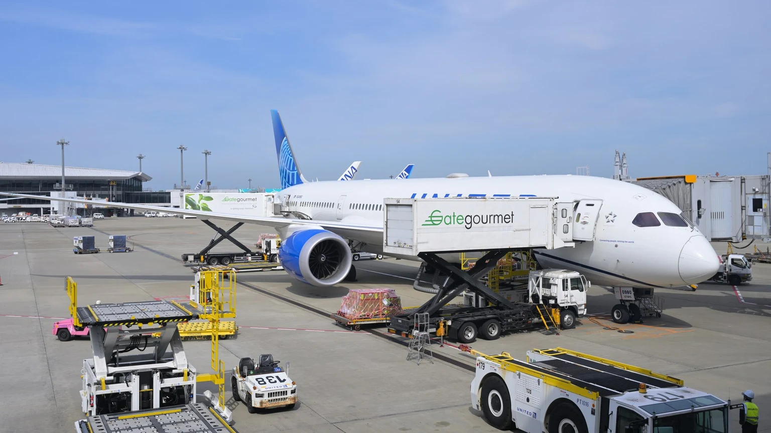 成田空港の搭乗口に駐機するユナイテッド航空のボーイング787-9。