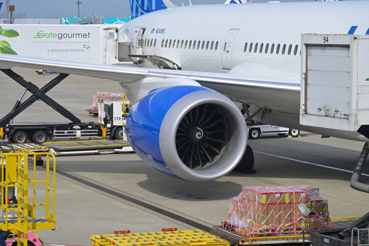成田空港で駐機するユナイテッド航空ボーイング787-9のエンジンと機体。