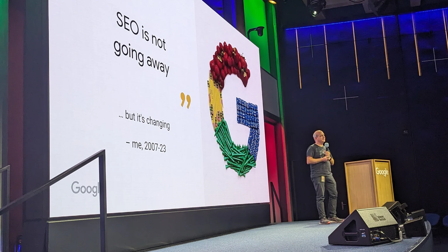 Search Central Liveのステージで、検索とSEOの変化について講演するGoogleのJohn Mueller