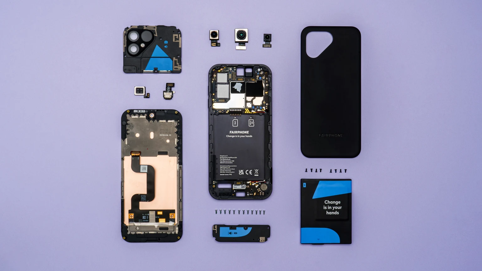 Fairphone 5本体の周囲に、取り外した画面、電池、カメラ、背面カバーとねじを並べた様子