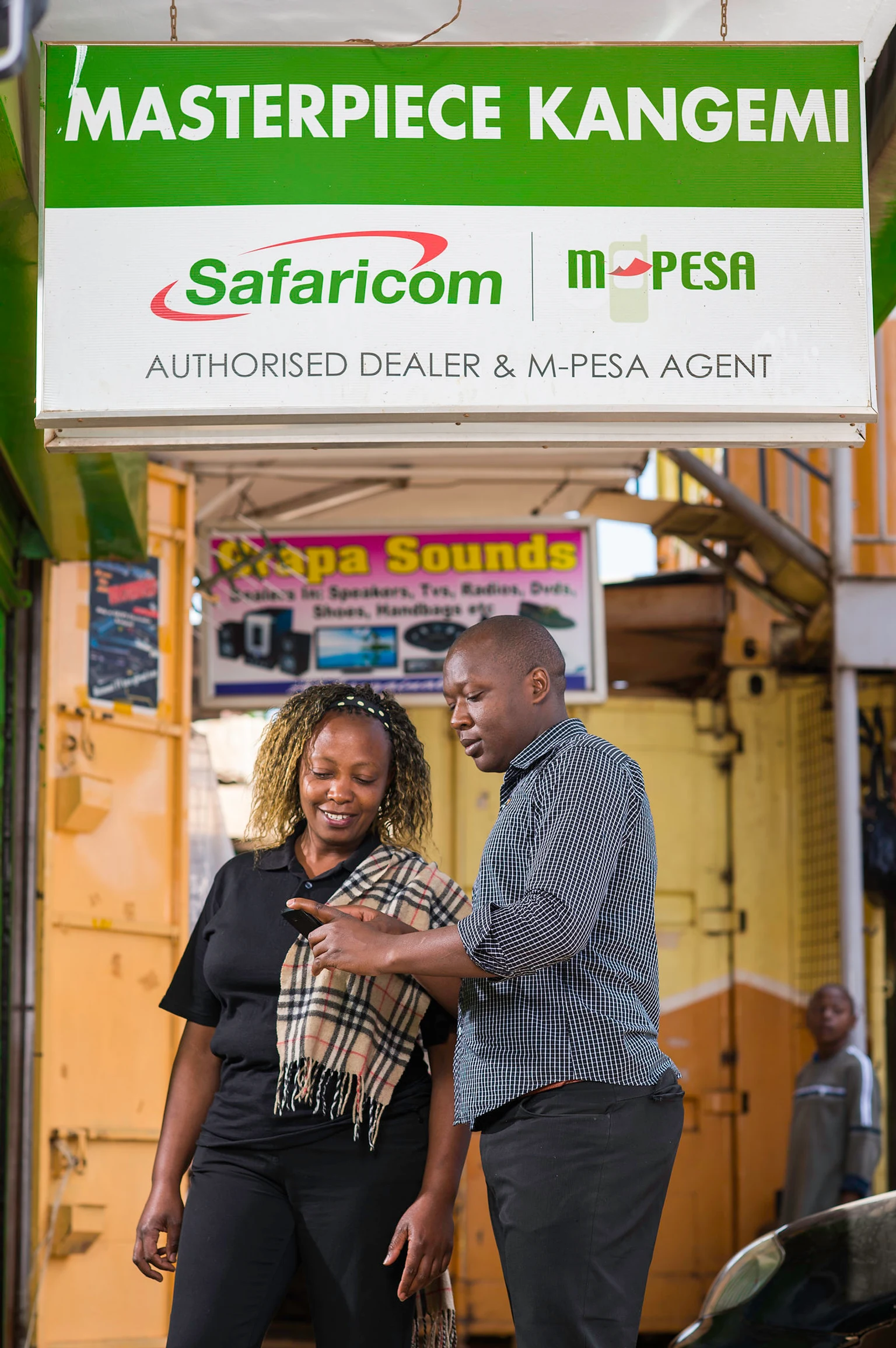 SafaricomとM-PESA AGENTの看板が掲げられたナイロビの店舗。2015年撮影