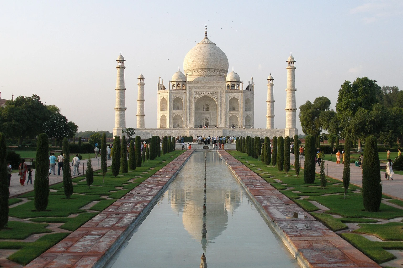 インド・アグラのタージ・マハルと庭園、水面への反射を正面から撮影した写真