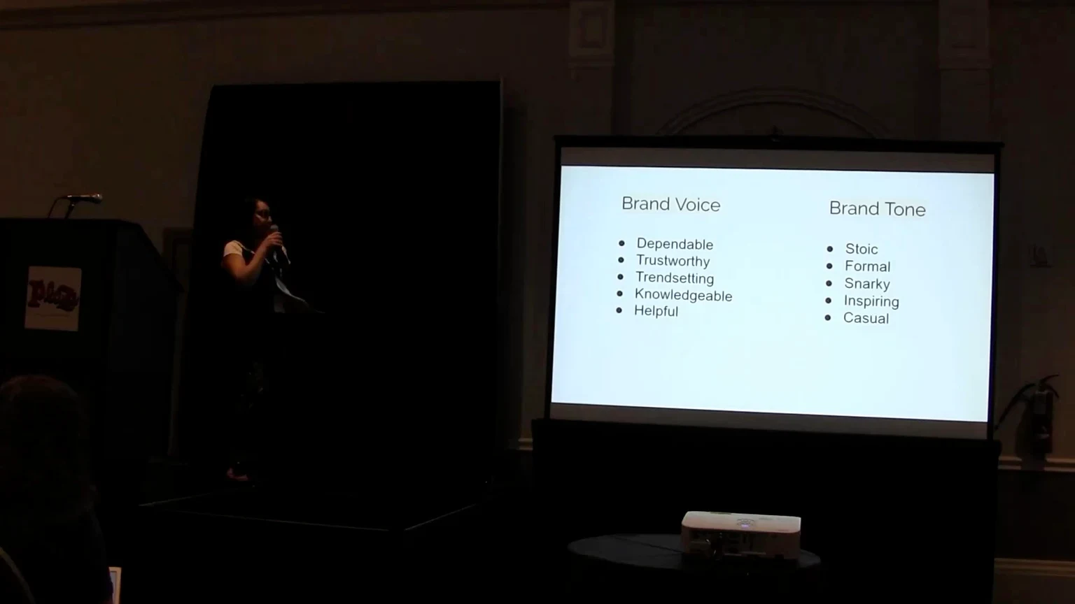 WordCamp Las Vegas 2019で、Laura Coronado氏がBrand VoiceとBrand Toneを分けたスライドを示している