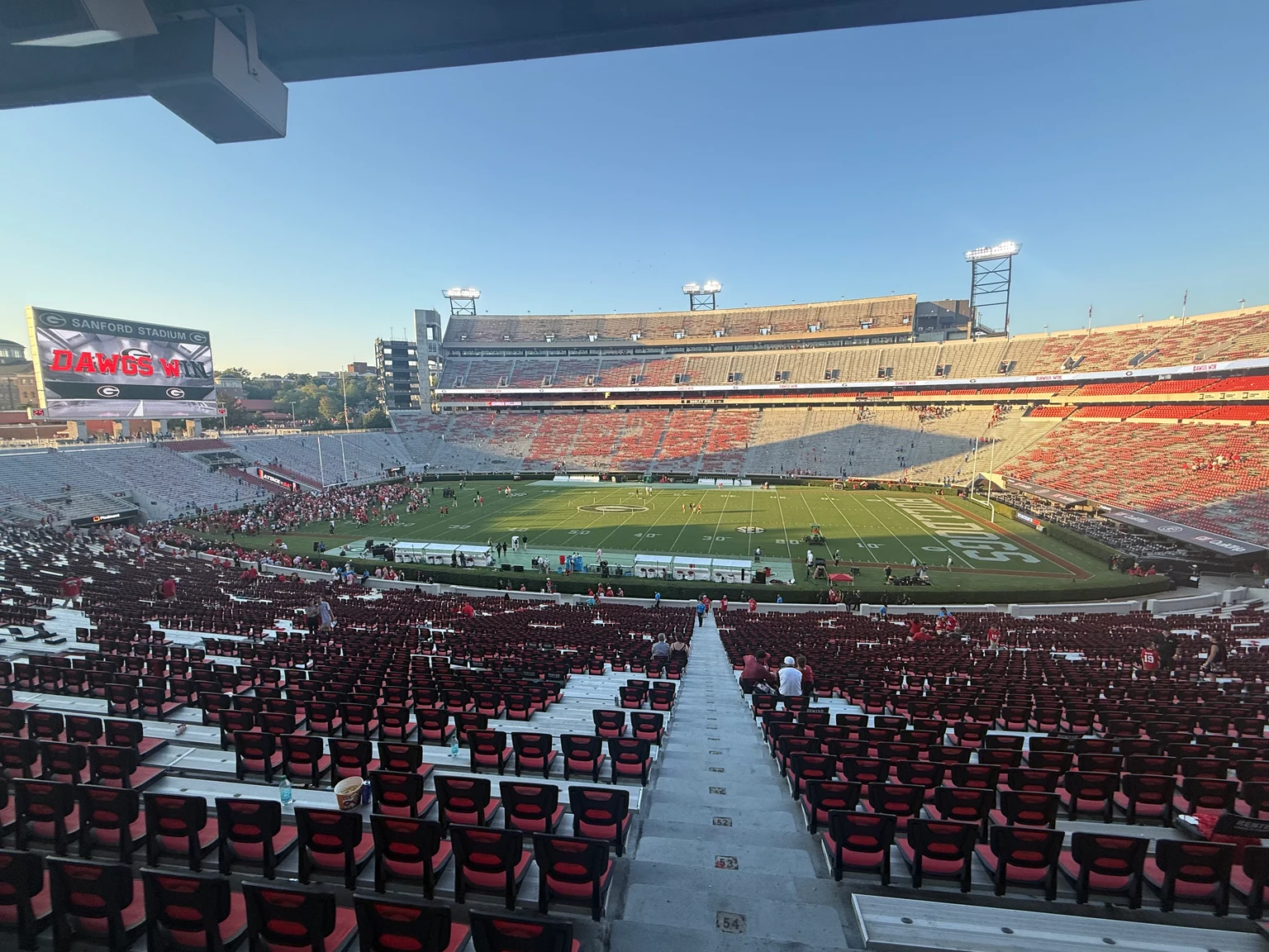 観客席とフィールドを南側から見渡すUniversity of GeorgiaのSanford Stadium。